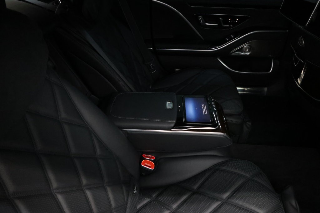 Mercedes-Benz S-Class Vehicle Full-screen Gallery Image 108