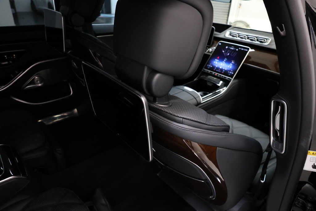 Mercedes-Benz S-Class Vehicle Full-screen Gallery Image 109