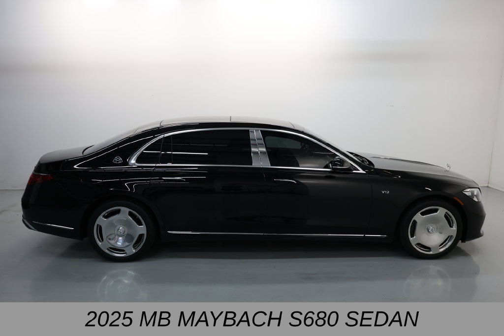 Mercedes-Benz S-Class Vehicle Full-screen Gallery Image 11