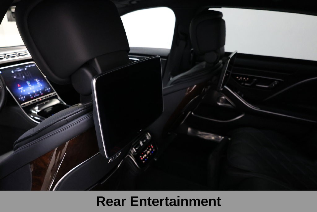 Mercedes-Benz S-Class Vehicle Full-screen Gallery Image 12