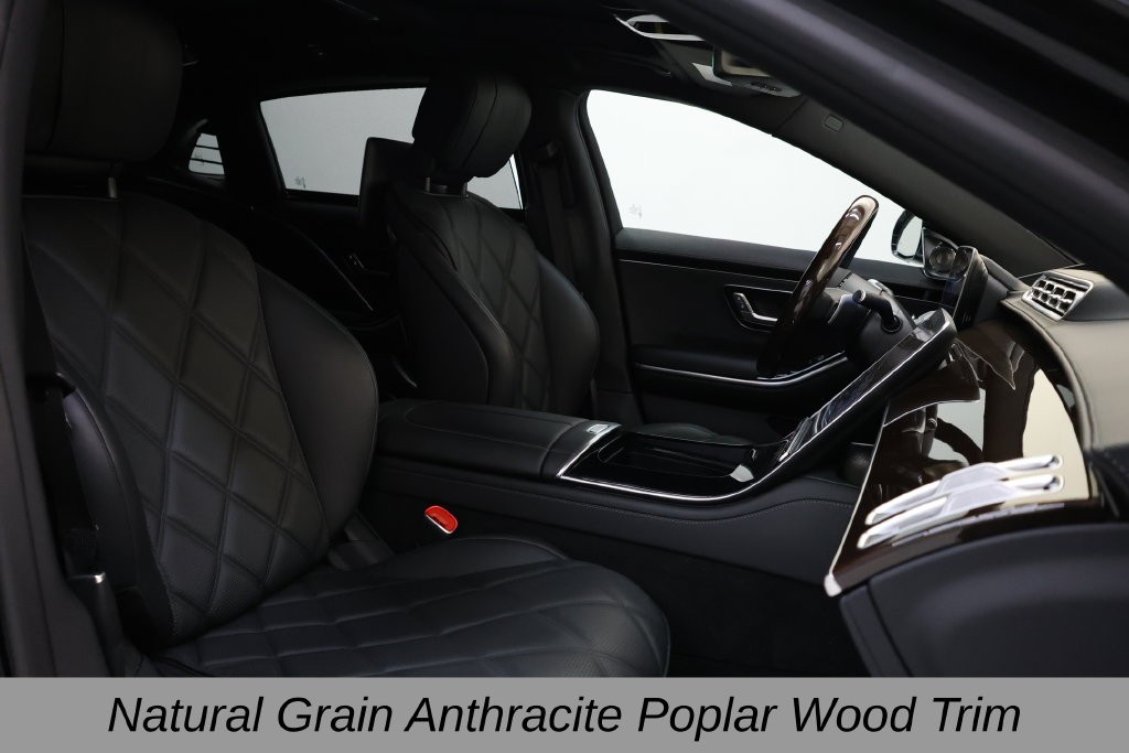 Mercedes-Benz S-Class Vehicle Full-screen Gallery Image 17