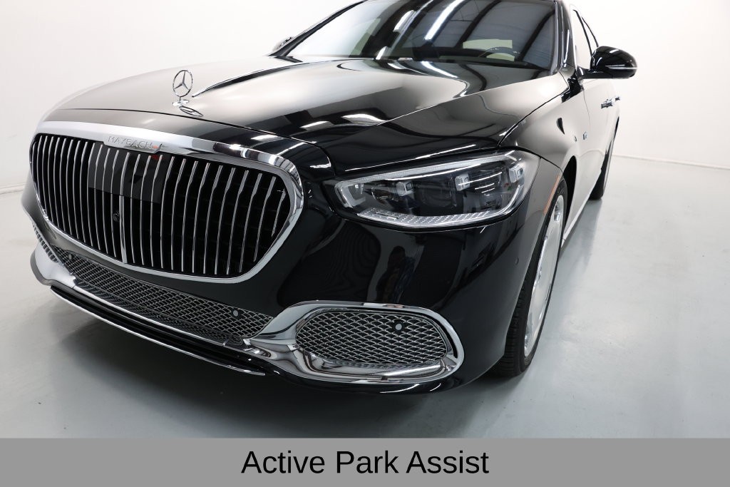 Mercedes-Benz S-Class Vehicle Full-screen Gallery Image 22