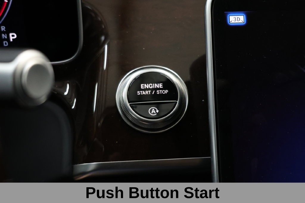 Mercedes-Benz S-Class Vehicle Full-screen Gallery Image 32