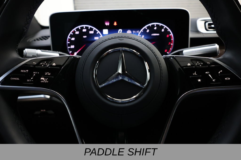 Mercedes-Benz S-Class Vehicle Full-screen Gallery Image 53