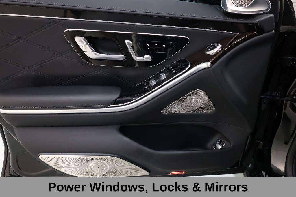 Mercedes-Benz S-Class Vehicle Full-screen Gallery Image 64