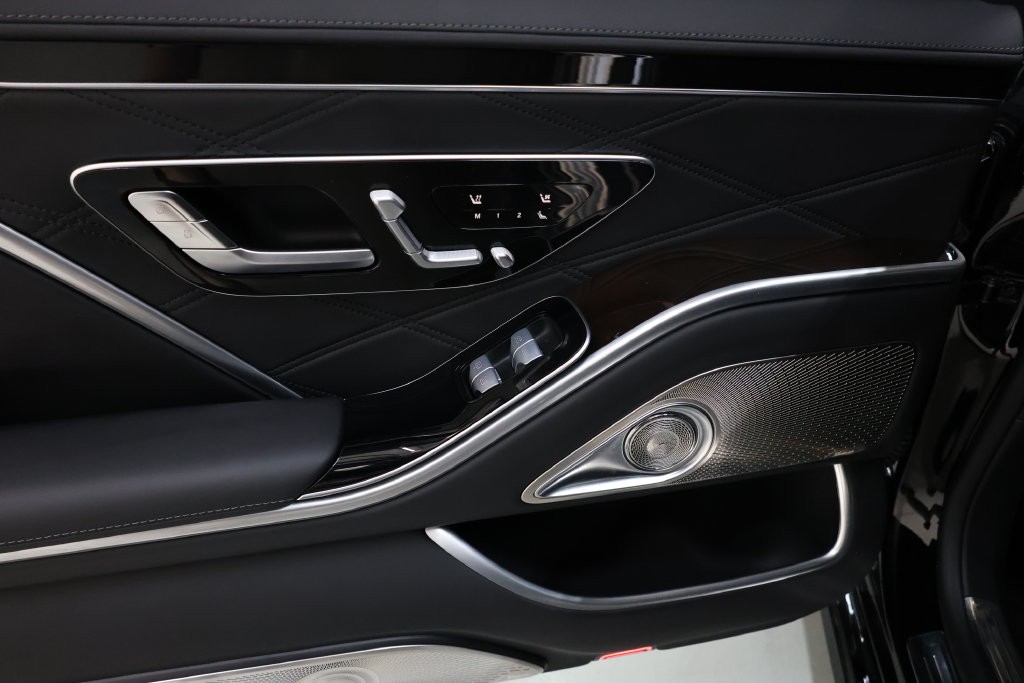 Mercedes-Benz S-Class Vehicle Full-screen Gallery Image 87