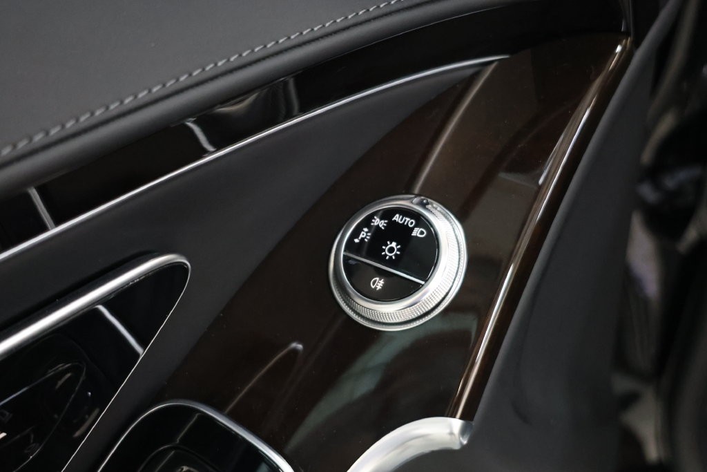 Mercedes-Benz S-Class Vehicle Full-screen Gallery Image 88
