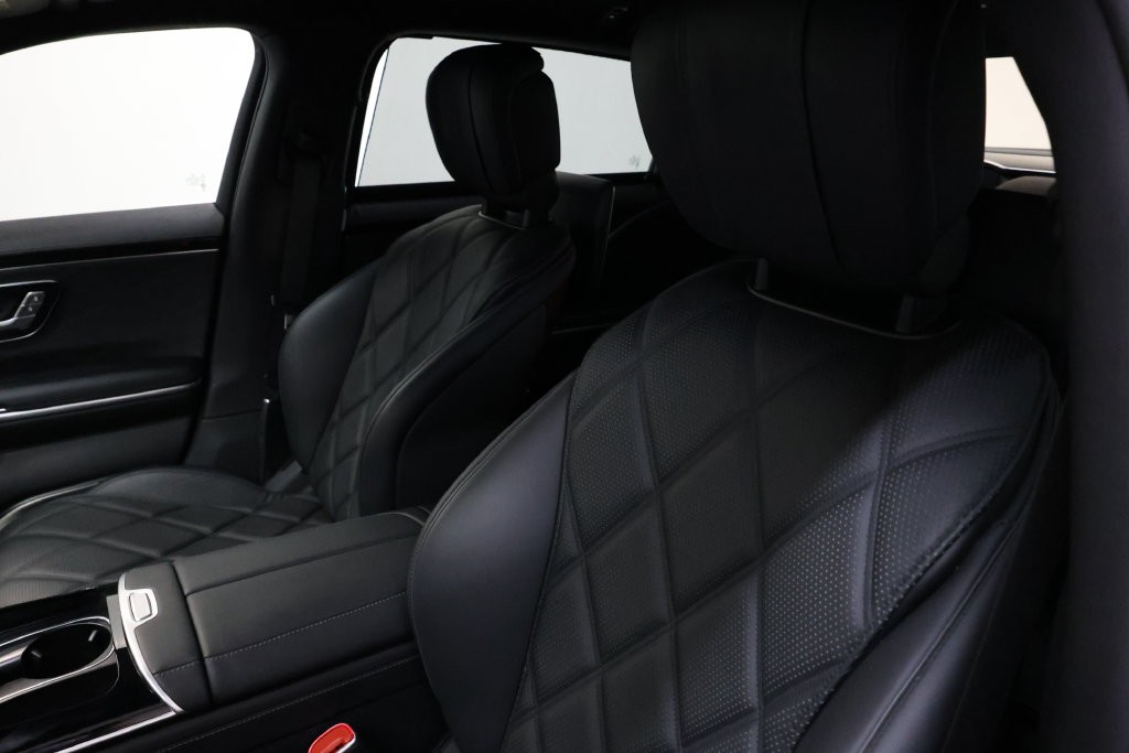 Mercedes-Benz S-Class Vehicle Full-screen Gallery Image 92