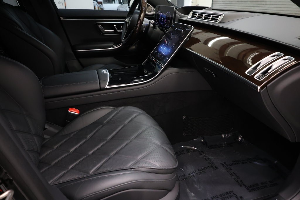 Mercedes-Benz S-Class Vehicle Full-screen Gallery Image 95