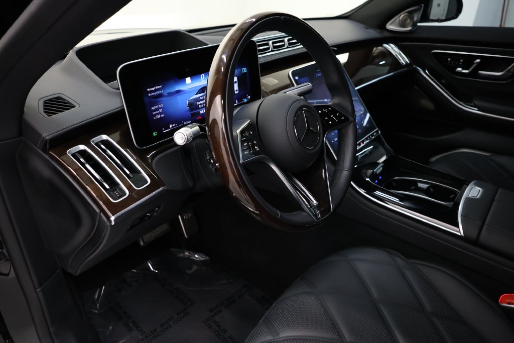 Mercedes-Benz S-Class Vehicle Full-screen Gallery Image 96