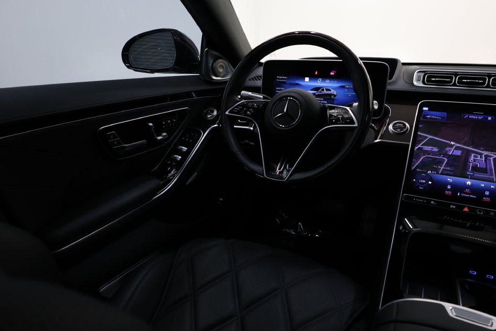 Mercedes-Benz S-Class Vehicle Full-screen Gallery Image 98