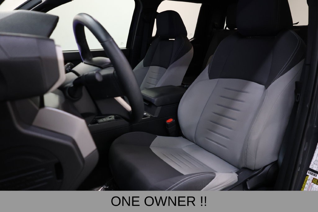 Toyota Tacoma Vehicle Full-screen Gallery Image 09
