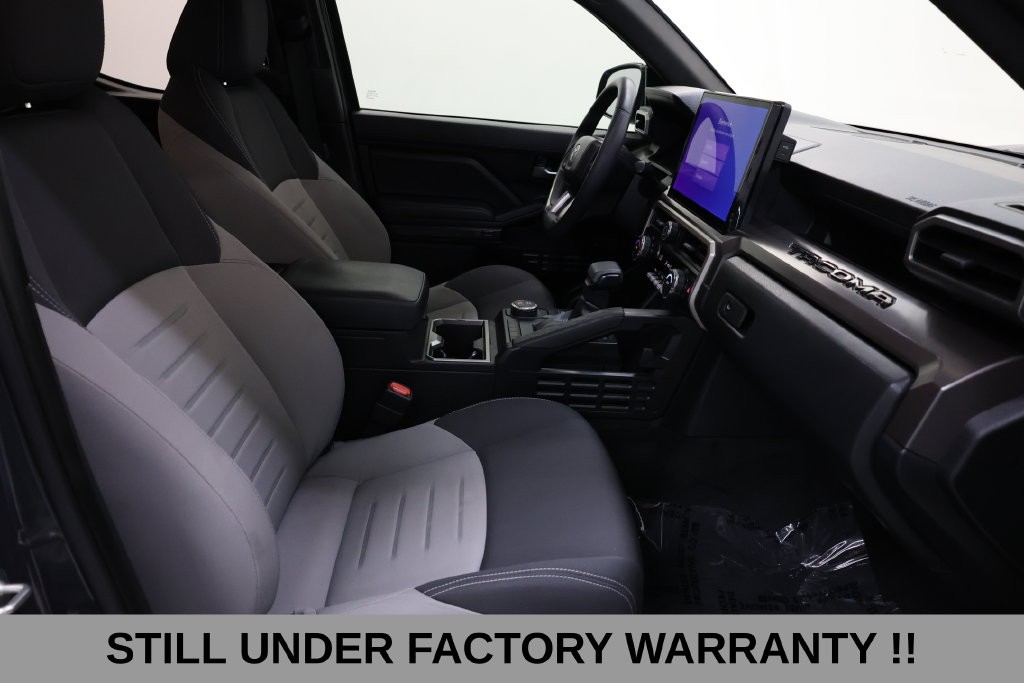 Toyota Tacoma Vehicle Full-screen Gallery Image 18