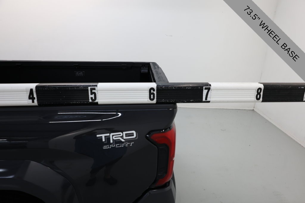 Toyota Tacoma Vehicle Full-screen Gallery Image 27