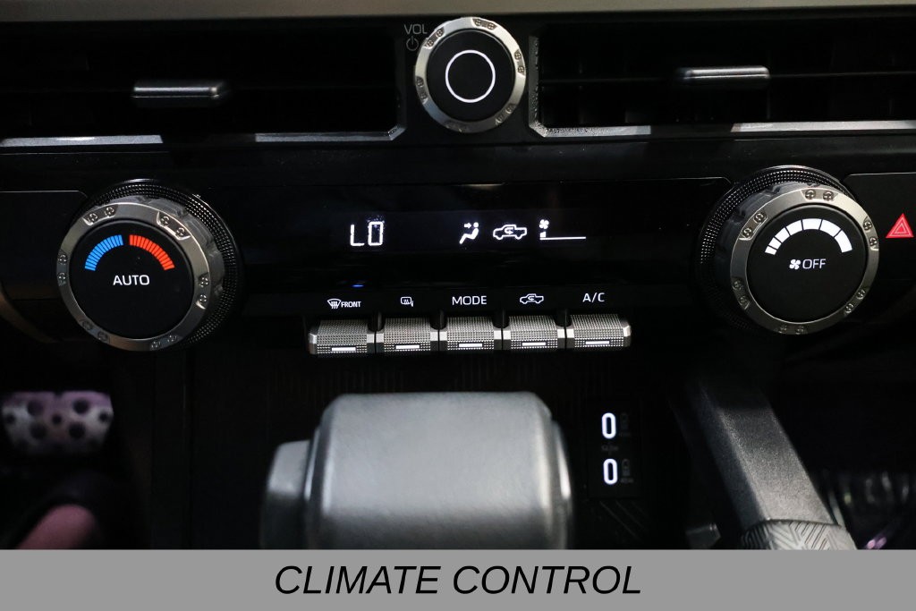 Toyota Tacoma Vehicle Full-screen Gallery Image 28