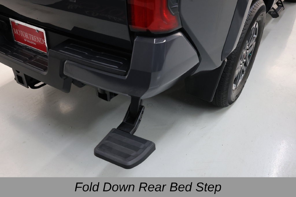Toyota Tacoma Vehicle Full-screen Gallery Image 38
