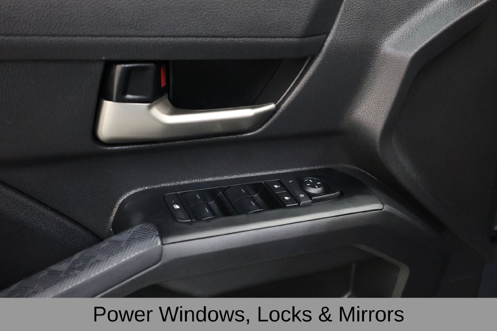 Toyota Tacoma Vehicle Full-screen Gallery Image 41