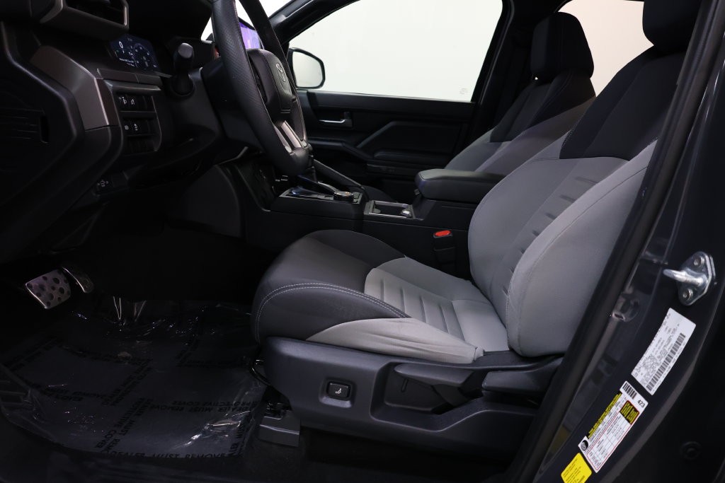 Toyota Tacoma Vehicle Full-screen Gallery Image 63