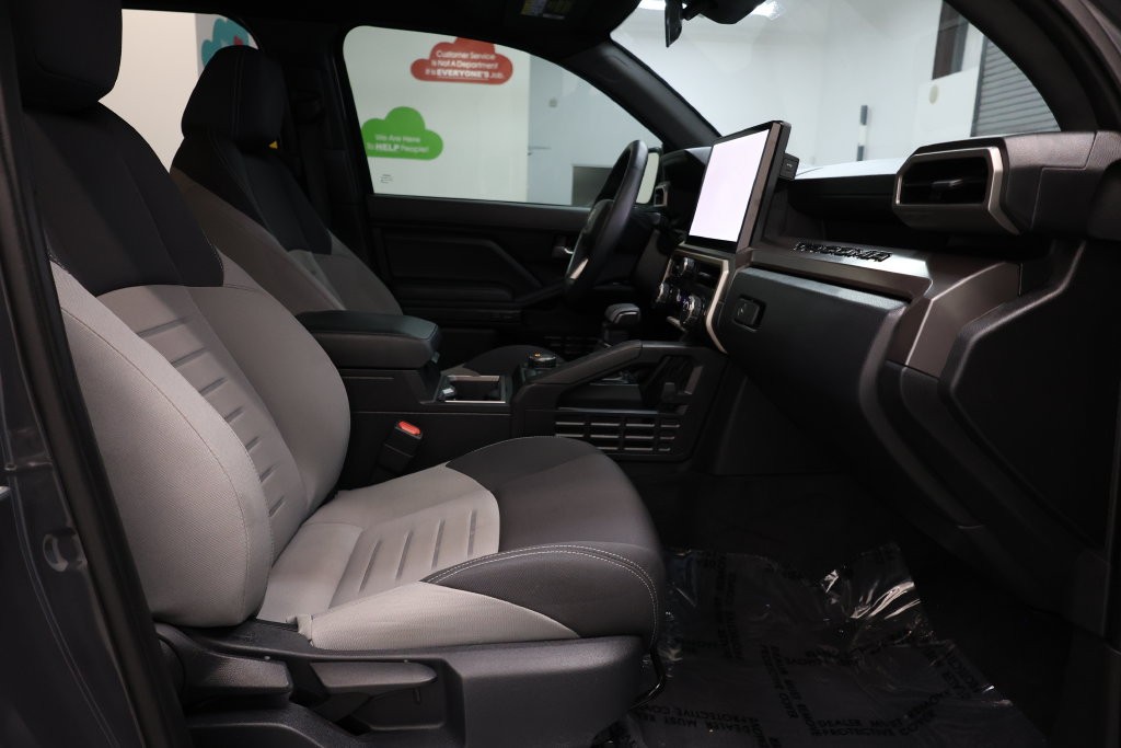Toyota Tacoma Vehicle Full-screen Gallery Image 68