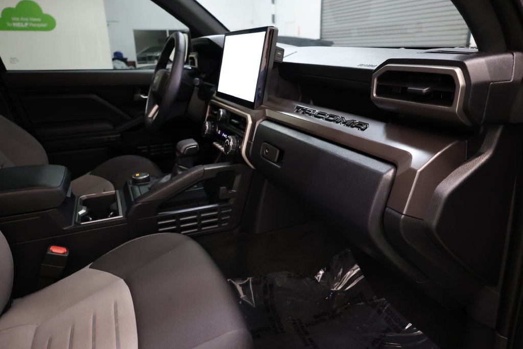 Toyota Tacoma Vehicle Full-screen Gallery Image 70