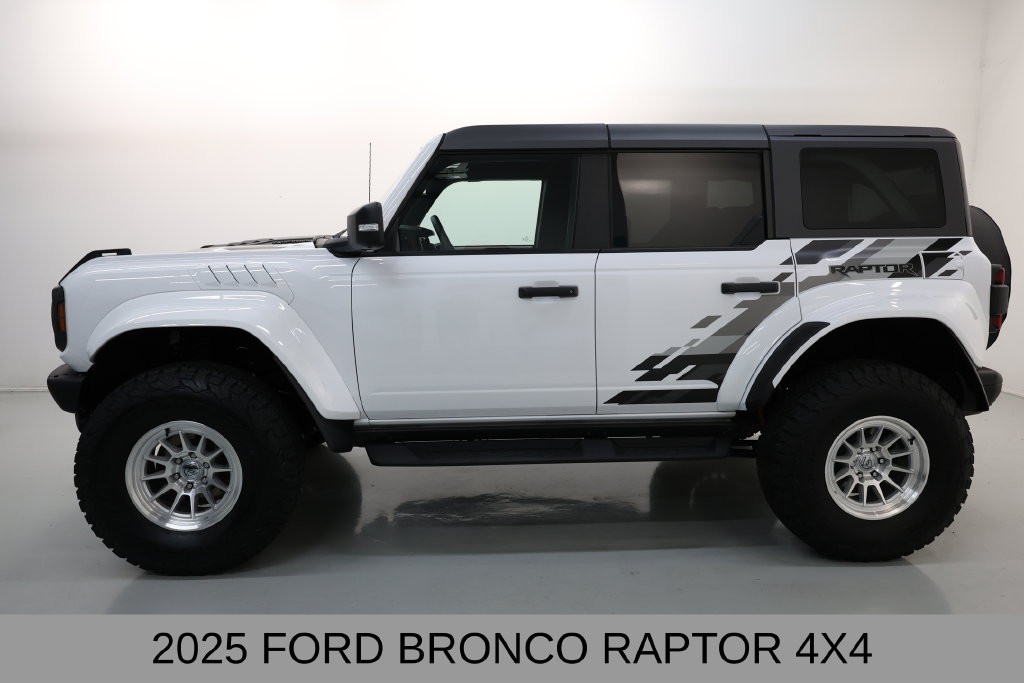 Ford Bronco Vehicle Full-screen Gallery Image 04