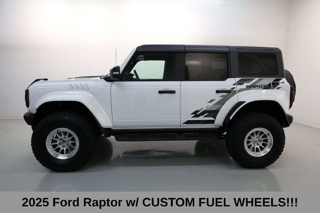 Ford Bronco Vehicle Full-screen Gallery Image 12