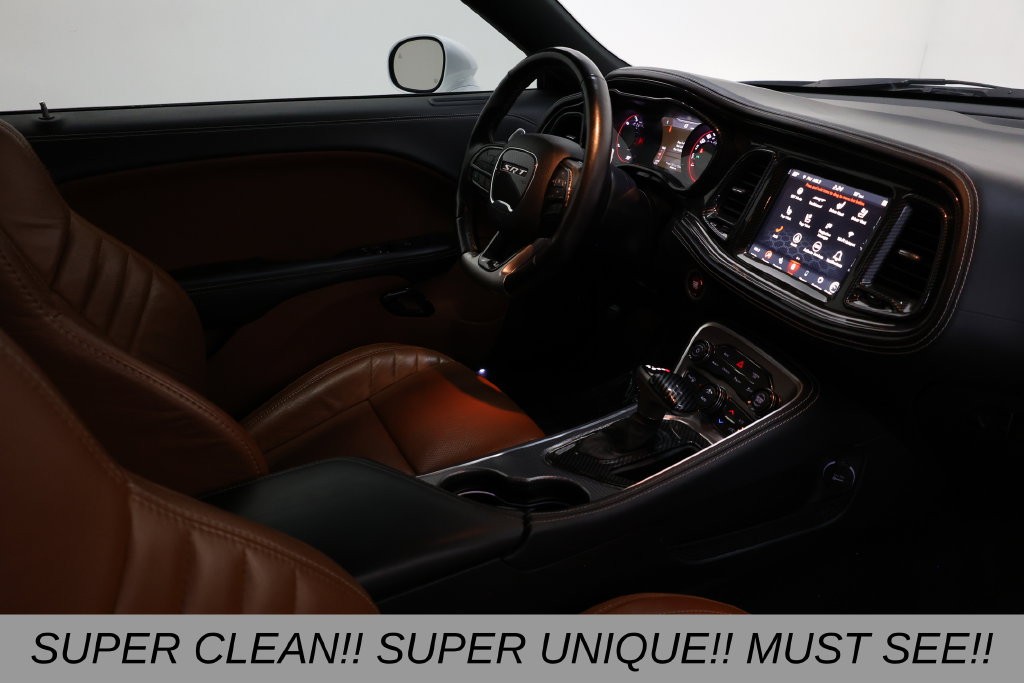 Dodge Challenger Vehicle Full-screen Gallery Image 18