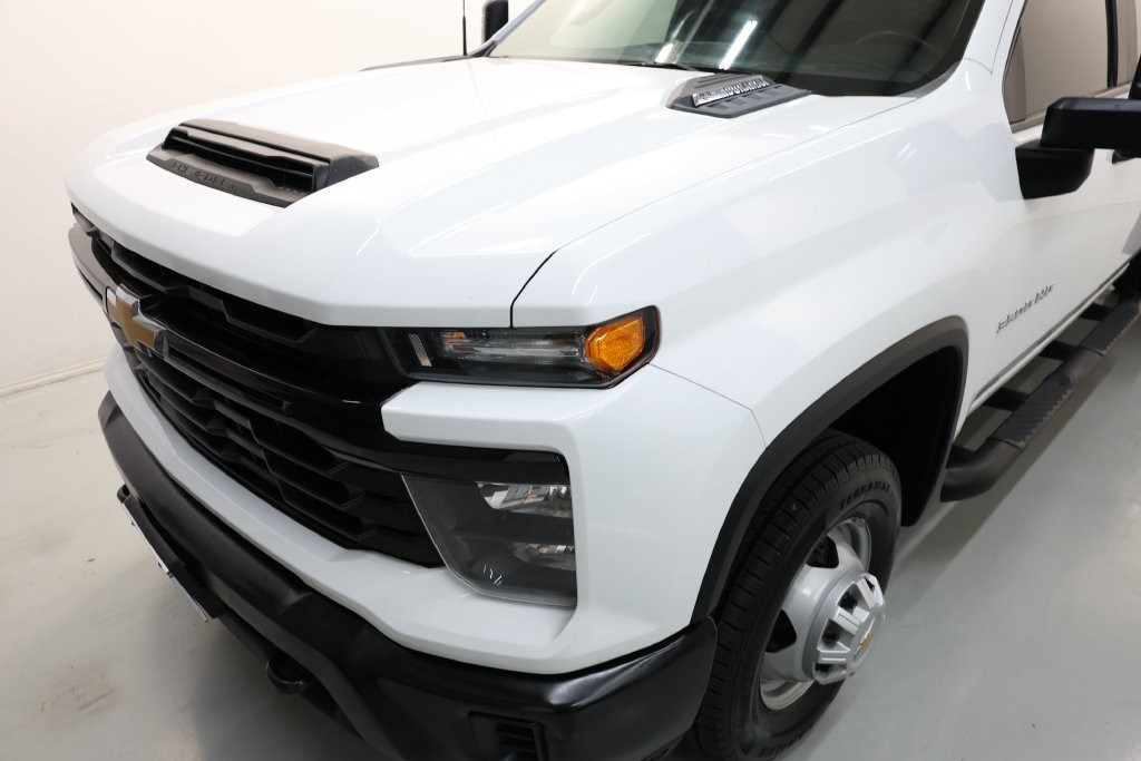 Chevrolet Silverado 3500HD Vehicle Full-screen Gallery Image 48