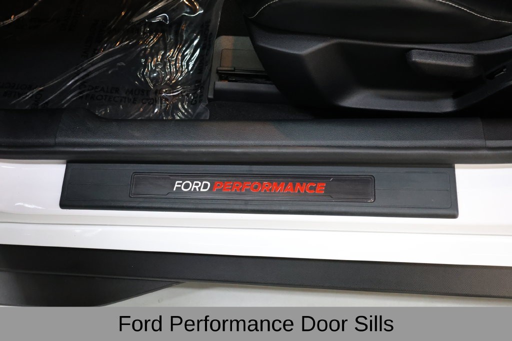 Ford Mustang Vehicle Full-screen Gallery Image 32