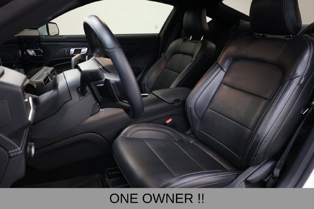 Ford Mustang Vehicle Full-screen Gallery Image 08