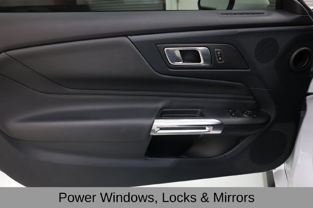 Ford Mustang Vehicle Full-screen Gallery Image 45