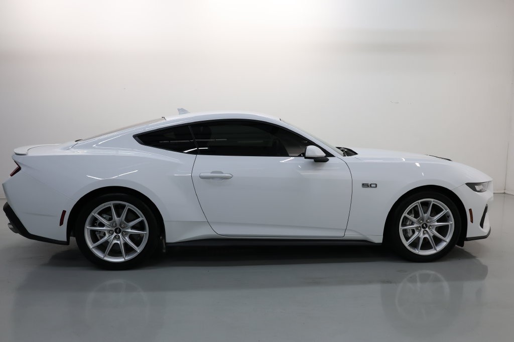 Ford Mustang Vehicle Full-screen Gallery Image 59