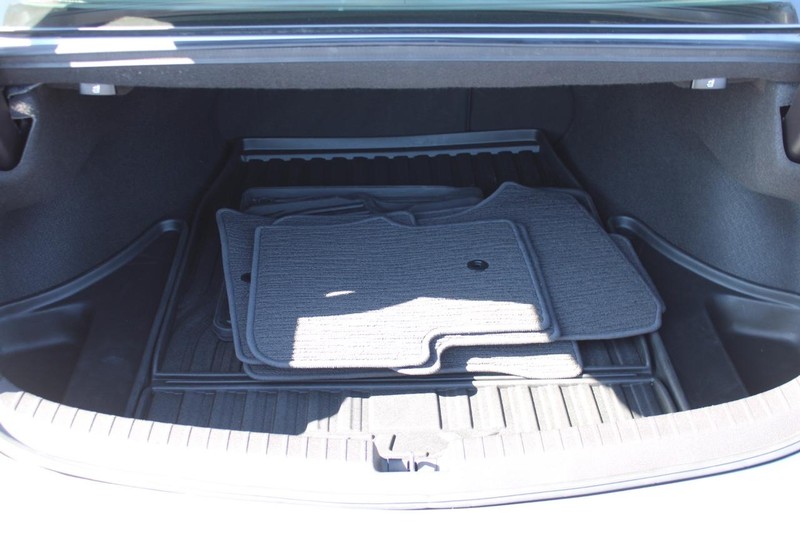 Acura TLX Vehicle Full-screen Gallery Image 04