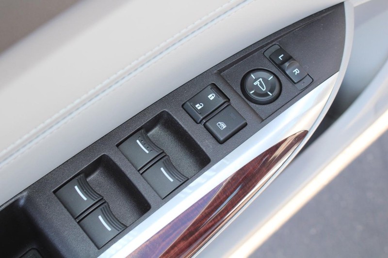 Acura TLX Vehicle Full-screen Gallery Image 15