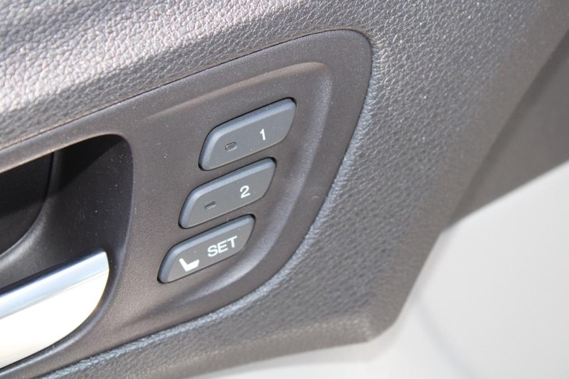 Acura TLX Vehicle Full-screen Gallery Image 16