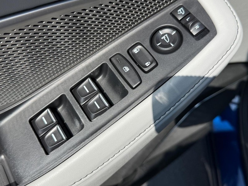 Acura MDX Vehicle Full-screen Gallery Image 14