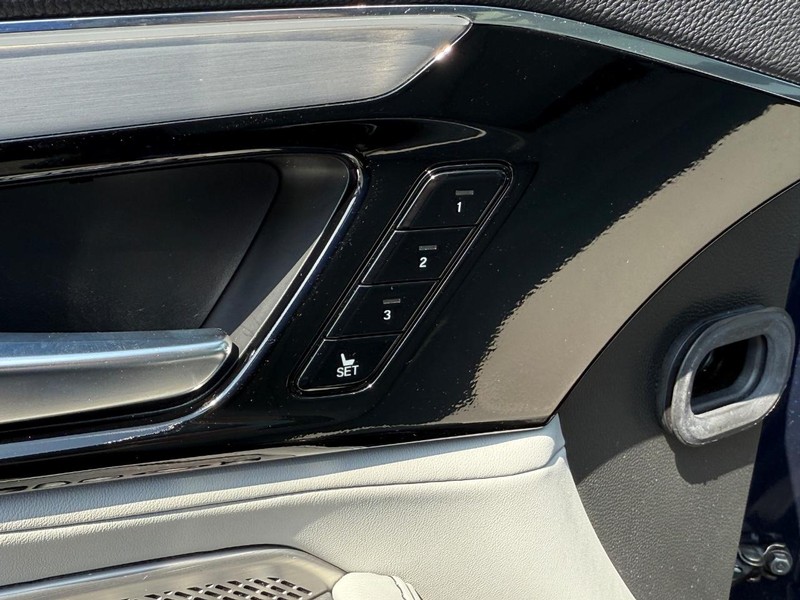 Acura MDX Vehicle Full-screen Gallery Image 15