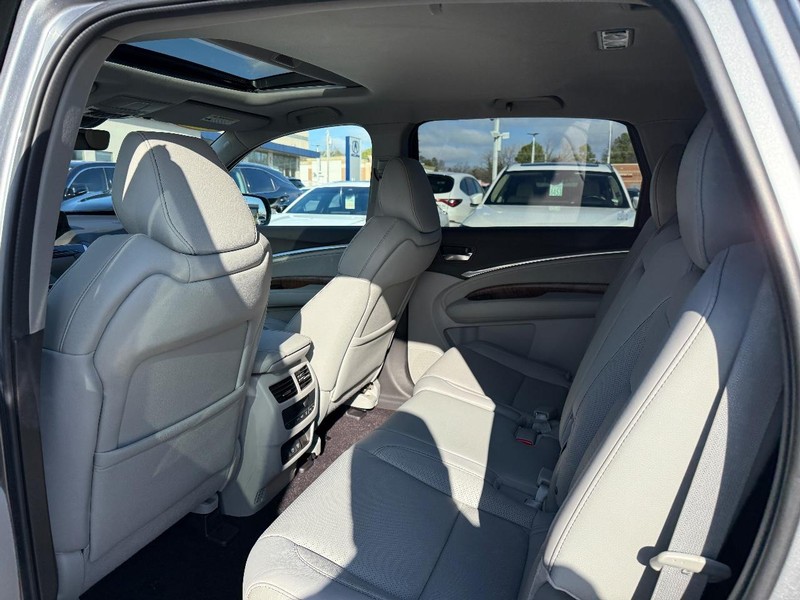 Acura MDX Vehicle Full-screen Gallery Image 10