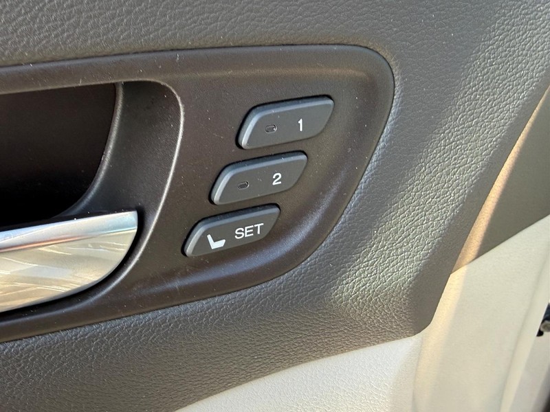 Acura MDX Vehicle Full-screen Gallery Image 15