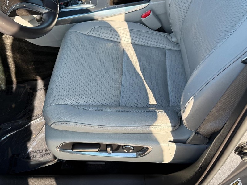 Acura MDX Vehicle Full-screen Gallery Image 16