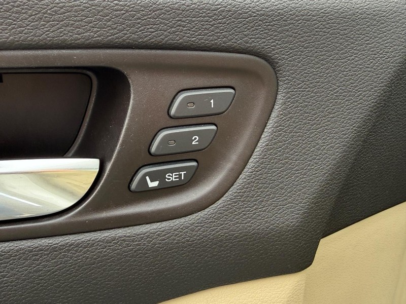 Acura MDX Vehicle Full-screen Gallery Image 15