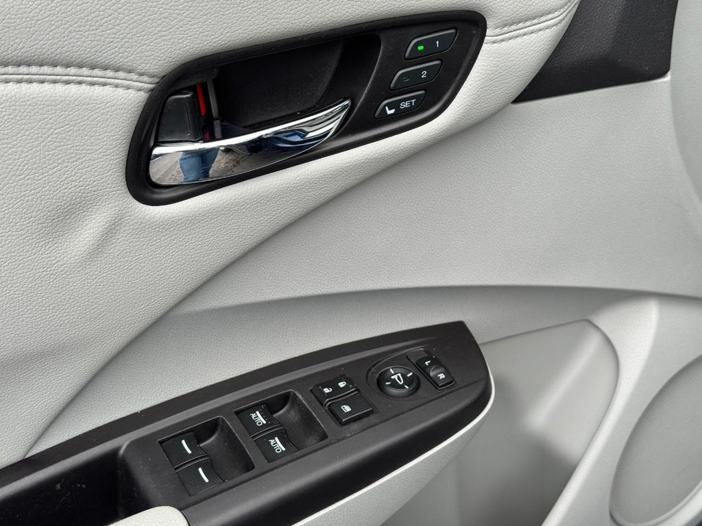Acura RDX Vehicle Full-screen Gallery Image 14