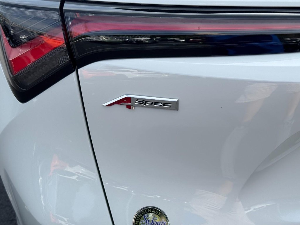 Acura ADX Vehicle Full-screen Gallery Image 05