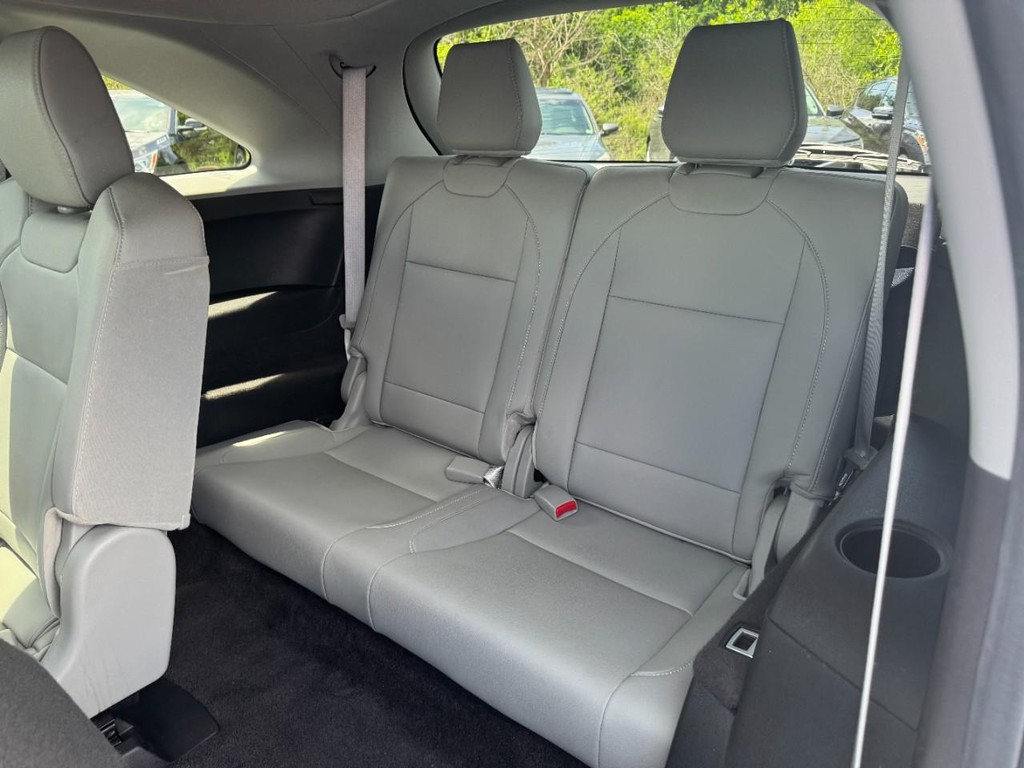 Acura MDX Vehicle Full-screen Gallery Image 10