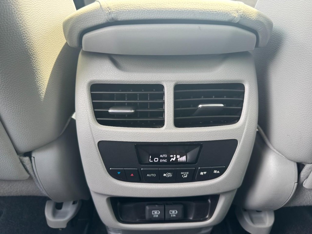 Acura MDX Vehicle Full-screen Gallery Image 12