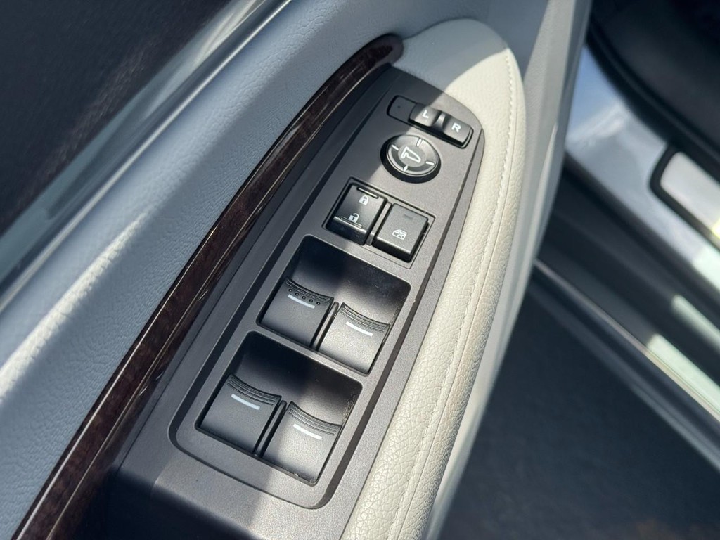 Acura MDX Vehicle Full-screen Gallery Image 17