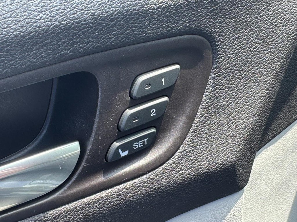 Acura MDX Vehicle Full-screen Gallery Image 18