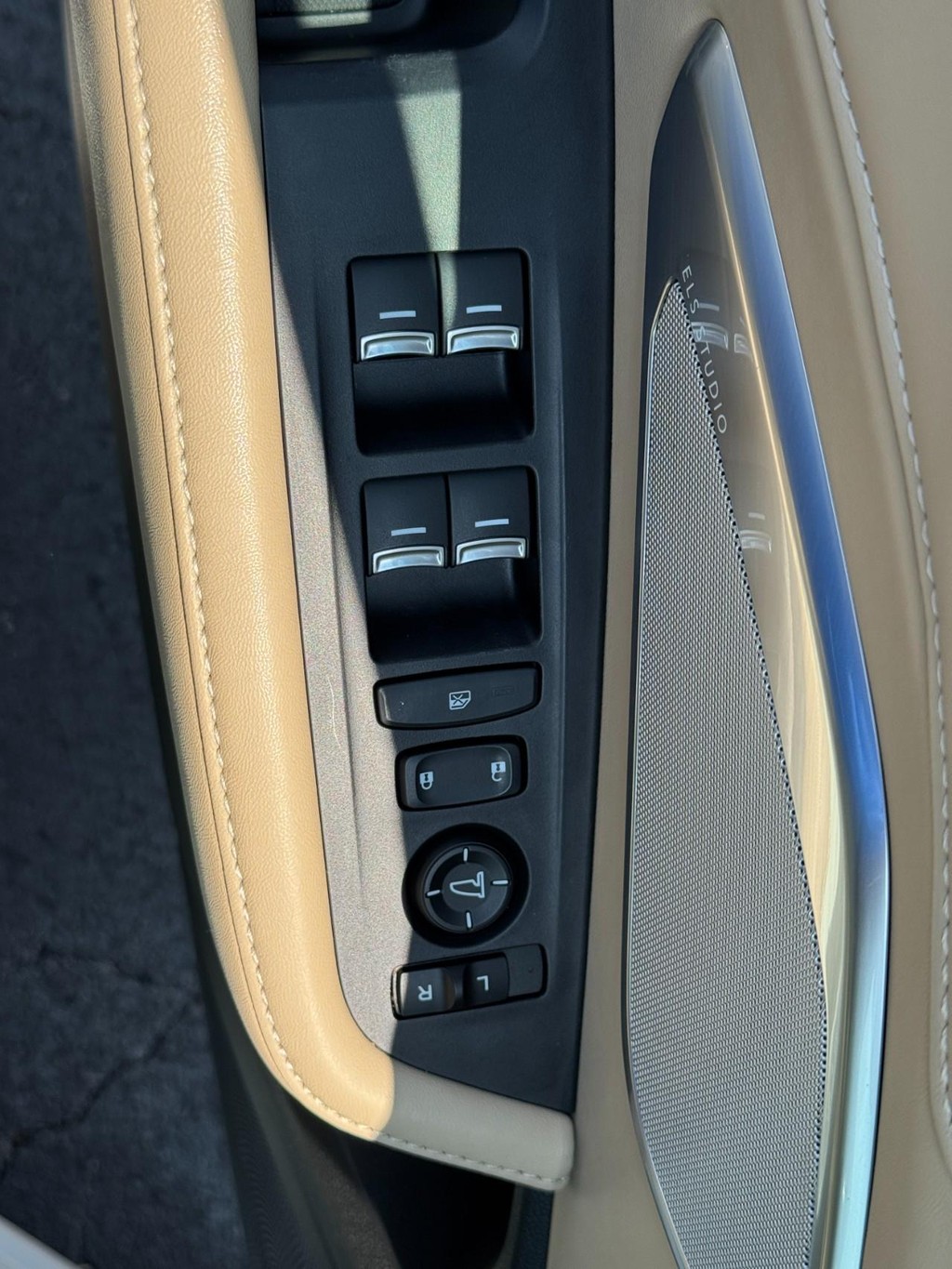 Acura RDX Vehicle Full-screen Gallery Image 16