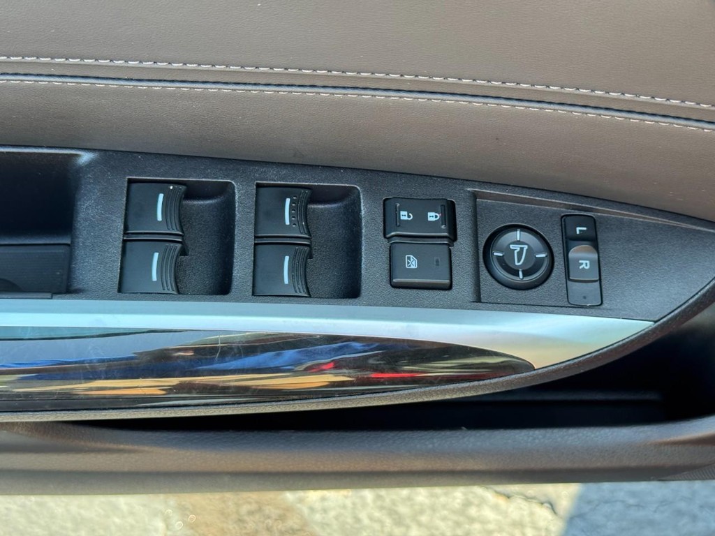Acura TLX Vehicle Full-screen Gallery Image 15