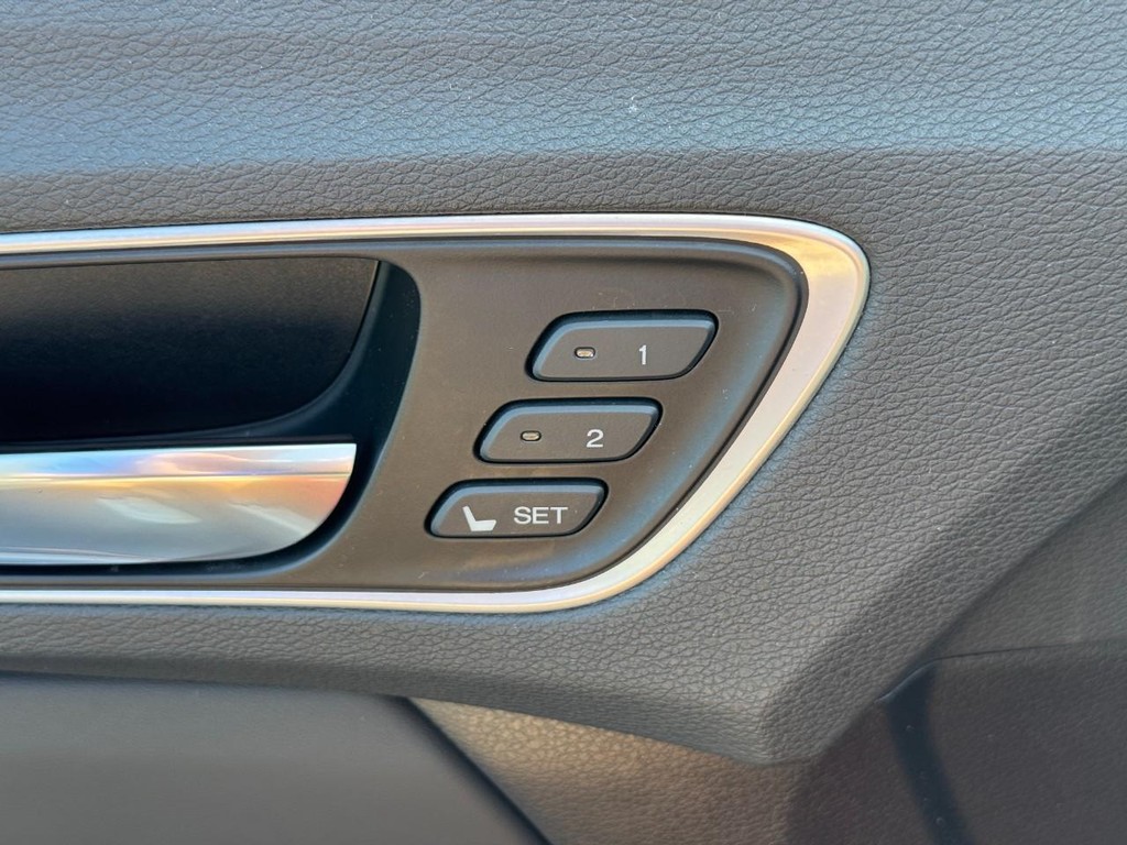 Acura TLX Vehicle Full-screen Gallery Image 16